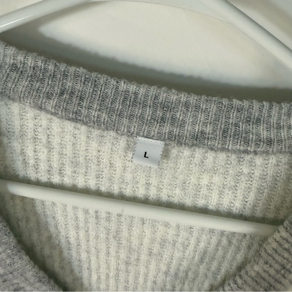 Unbranded Woman’s Soft Half Button Up White & Gray Sweater — Size Large - Picture 8 of 10